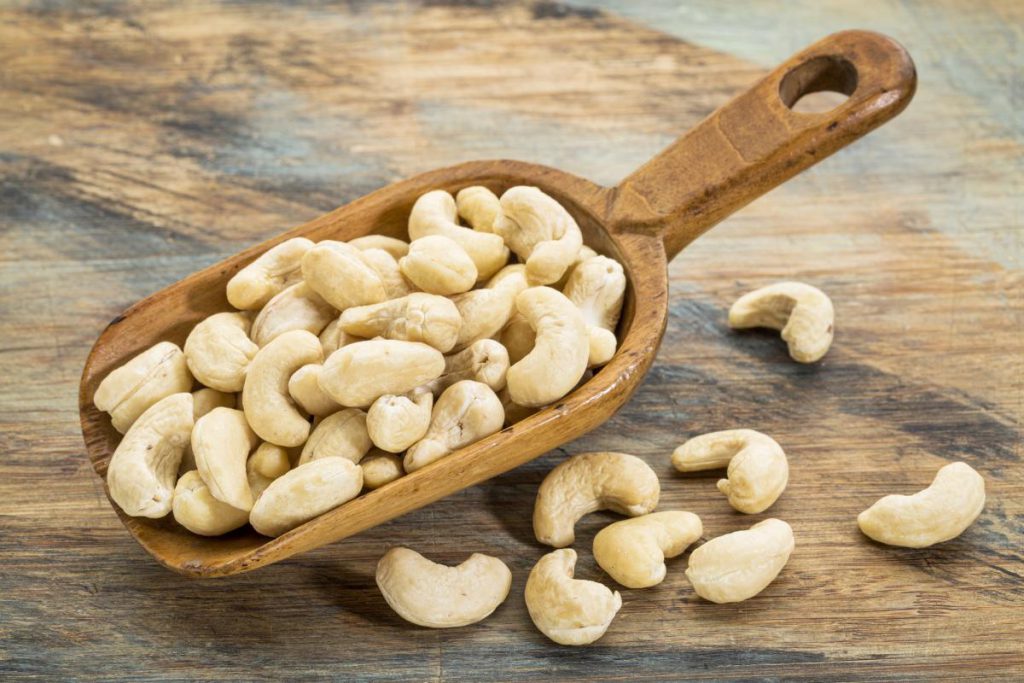 I Cashew Senza Guscio: Perché Vengono Venduti Così e Quali Sono le Conseguenze per la Salute