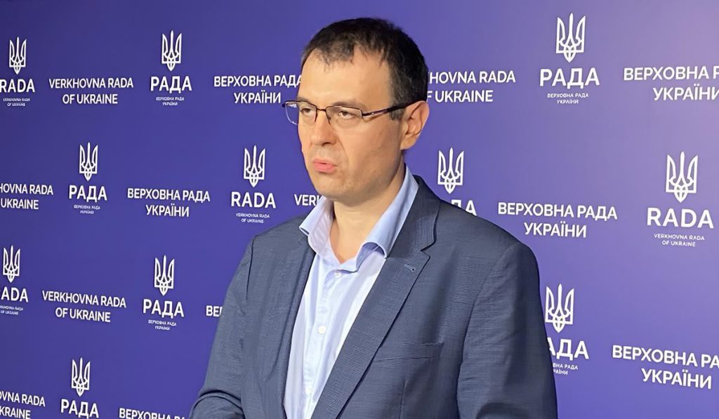 Critiche al Nuovo Primo Ministro: Il Presidente del Comitato Parlamentare per le Questioni Finanziarie Sviene con Dure Parole