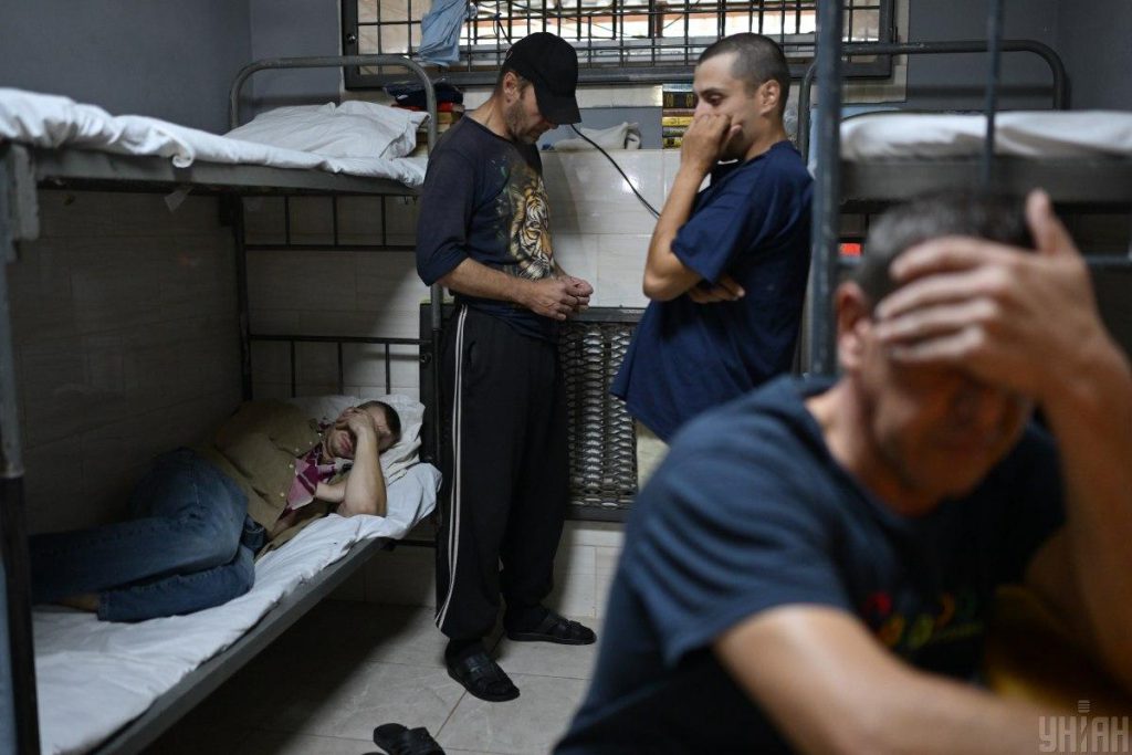 Скупаются в магазине и учат украинский: как живут россияне в лагере для пленных