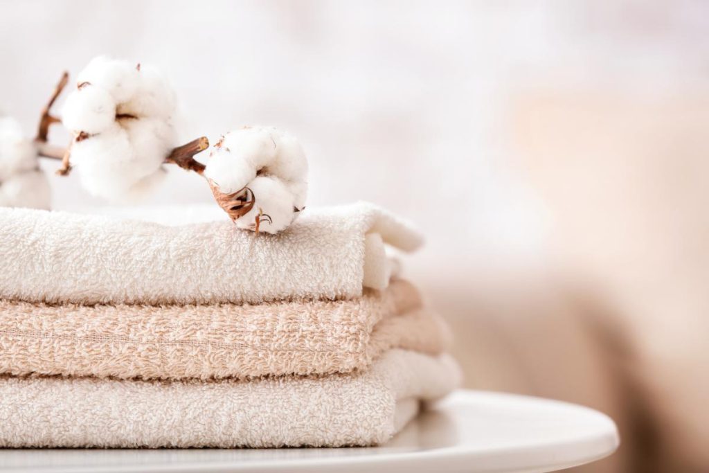 Come Resuscitare gli Asciugamani Vecchi e Renderli di Nuovo Morbidi e Assorbenti con Facili Consigli di Lavaggio