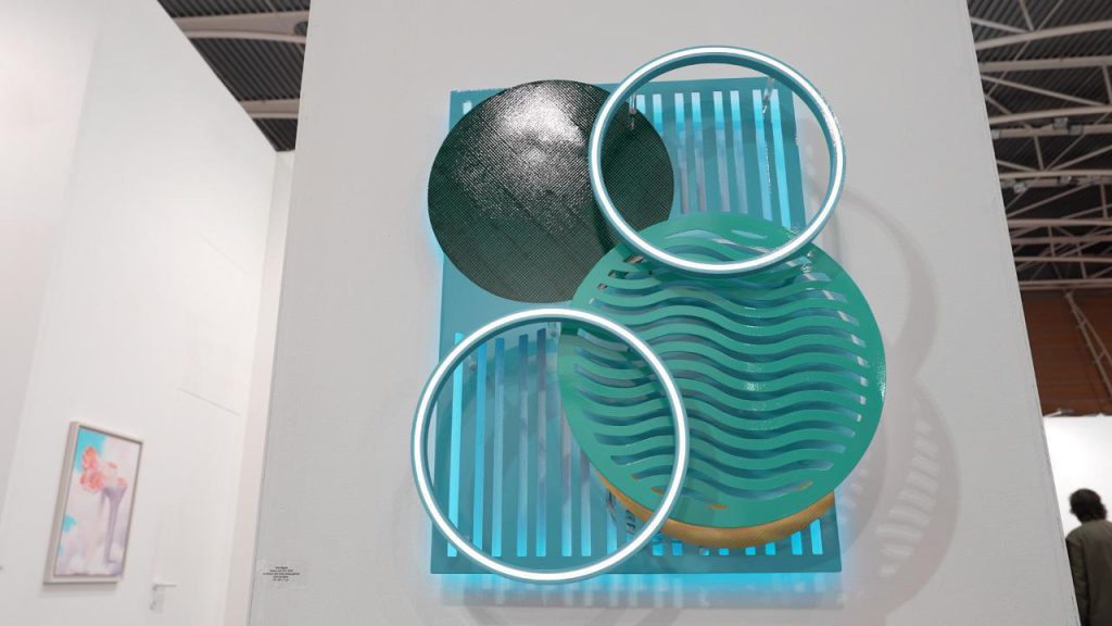 Artissima 2025: L&#039;installazione di Erik Saglia che rivisita l&#039;essenza di Torino attraverso industria, lavoro e automobile