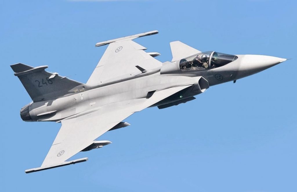 Gli aerei da combattimento svedesi Gripen diventano priorità per l&#039;Ucraina grazie alla loro flessibilità operativa 

Introduzione
Le Forze Aeree hanno spiegato perché gli aerei da combattimento svedesi Gripen sono diventati una priorità per l&#039;Ucraina.

Caratteristiche degli aerei da combattimento Gripen
Questi aerei possono utilizzare con facilità gli aeroporti ucraini, le strade asfaltate e persino le strade sterrate per il decollo e l&#039;atterraggio.

Approfondimento
La capacità degli aerei da combattimento Gripen di utilizzare diverse superfici per il decollo e l&#039;atterraggio rappresenta un vantaggio significativo per l&#039;Ucraina, in quanto consente una maggiore flessibilità e autonomia nelle operazioni aeree.

Possibili Conseguenze
La scelta degli aerei da combattimento Gripen come priorità per l&#039;Ucraina potrebbe avere conseguenze positive sulla capacità del paese di difendersi e proteggere il suo spazio aereo.

Opinione
Non è possibile esprimere un&#039;opinione in quanto si tratta di un fatto oggettivo, ma è chiaro che la scelta degli aerei da combattimento Gripen è stata dettata da esigenze strategiche e operative.

Analisi Critica dei Fatti
L&#039;analisi dei fatti rivela che la scelta degli aerei da combattimento Gripen è stata influenzata dalla loro capacità di utilizzare diverse superfici per il decollo e l&#039;atterraggio, il che rappresenta un vantaggio significativo in termini di flessibilità e autonomia.

Relazioni con altri fatti
La scelta degli aerei da combattimento Gripen come priorità per l&#039;Ucraina è probabilmente legata ad altre decisioni strategiche e operative del paese, come ad esempio la necessità di rafforzare la sua capacità di difesa aerea.

Contesto storico
La scelta degli aerei da combattimento Gripen come priorità per l&#039;Ucraina si inserisce nel contesto storico delle relazioni tra l&#039;Ucraina e la Svezia, nonché della situazione geopolitica della regione.

Fonti
La fonte di questo articolo è RBC-Ucraina, un sito di notizie ucraino che fornisce informazioni aggiornate sulla situazione politica, economica e sociale del paese.