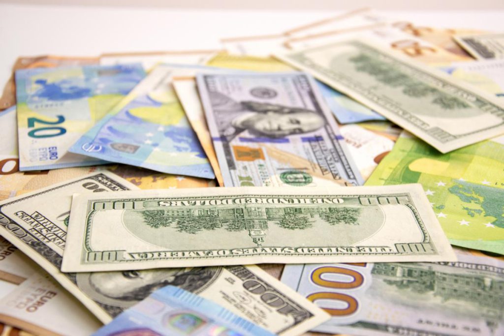 Ждать ли стремительного изменения курса валют в Украине: прогноз банкира до 26 октября