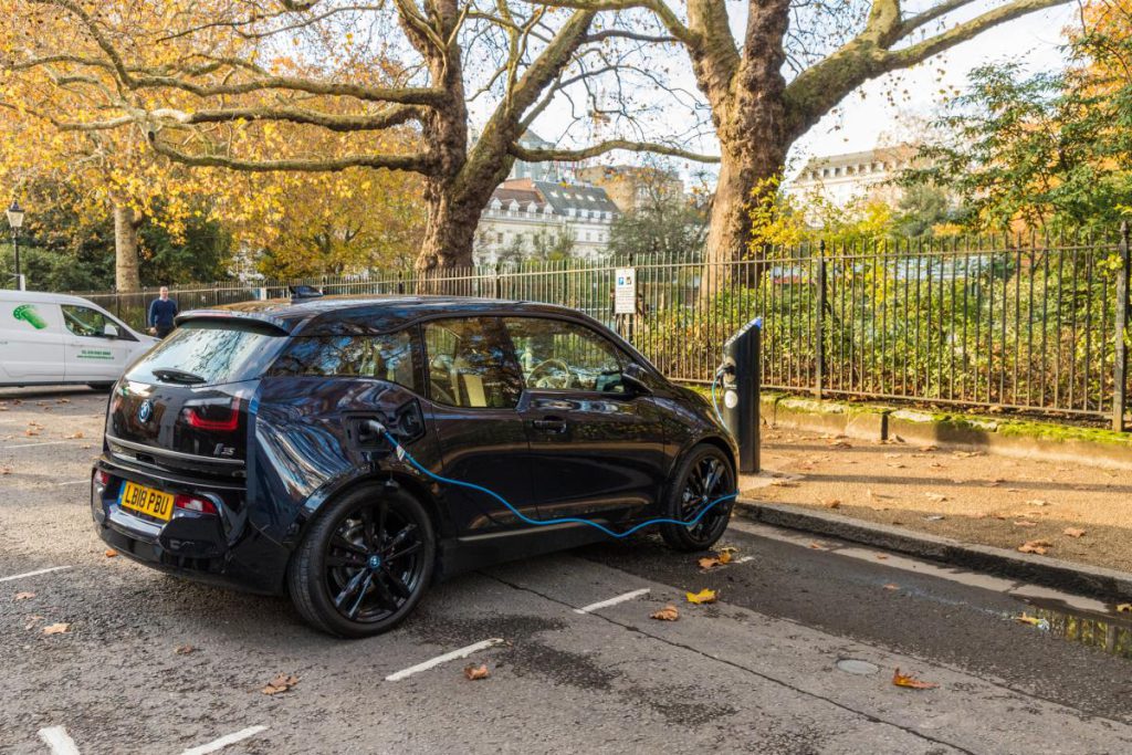 Опытный механик объяснил, почему никогда не купит себе электромобиль