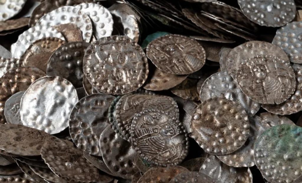 Под Стокгольмом мужчина копал червей, а обнаружил огромный средневековый клад