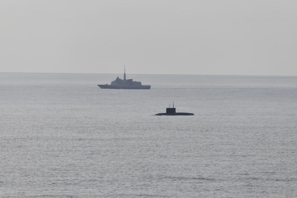 Sottomarina russa avvistata al largo della Francia: implicazioni per la sicurezza e la stabilità nella regione