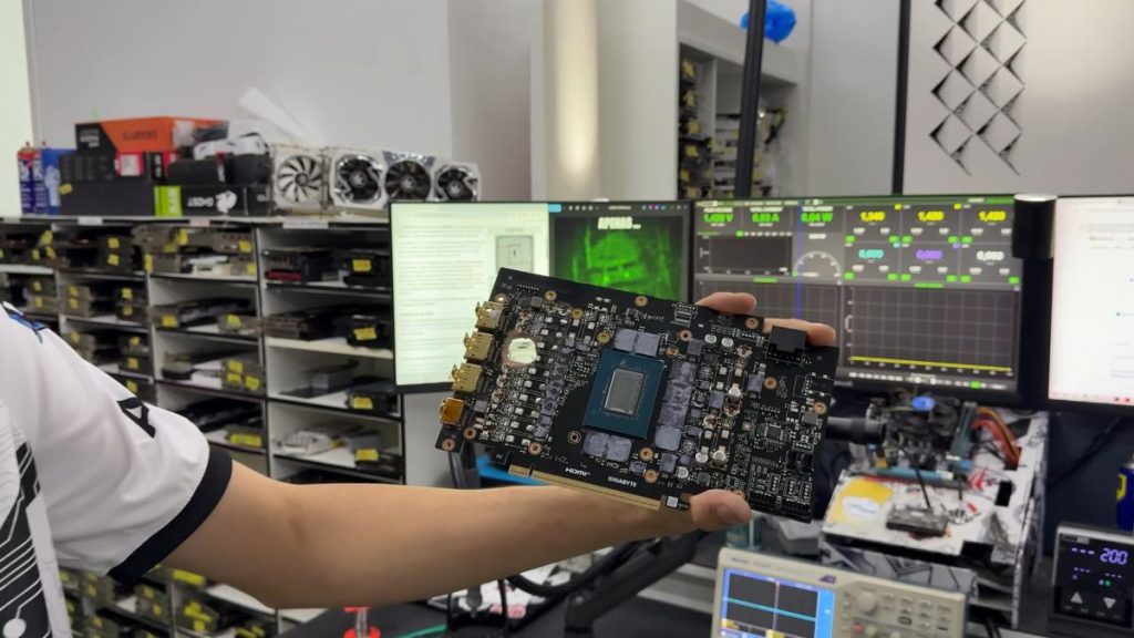 Un Blogger Riporta in Vita una Scheda Grafica NVIDIA RTX 5070 Ti Danneggiata da un Colpo di Fulmine con Componenti AMD