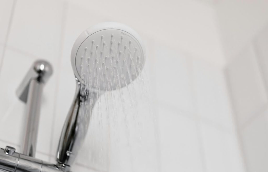 Настоящий рассадник для бактерий: эксперт объяснила, как быстро очистить душевую лейку