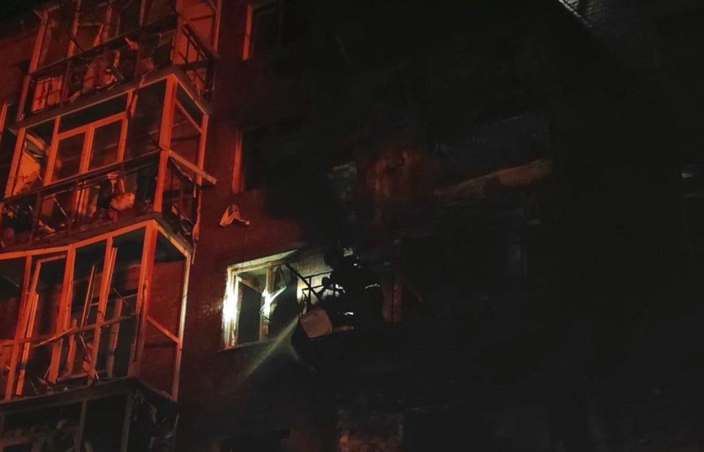 Россияне атаковали Черниговскую область: ранен человек, вспыхнула жилая многоэтажка