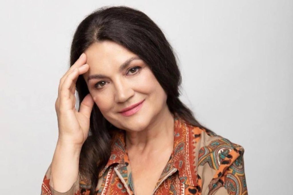 Natasha Sumskaya condivide un&#039;immagine d&#039;archivio con la madre sui social: un gesto che rivela un lato più personale della sua vita