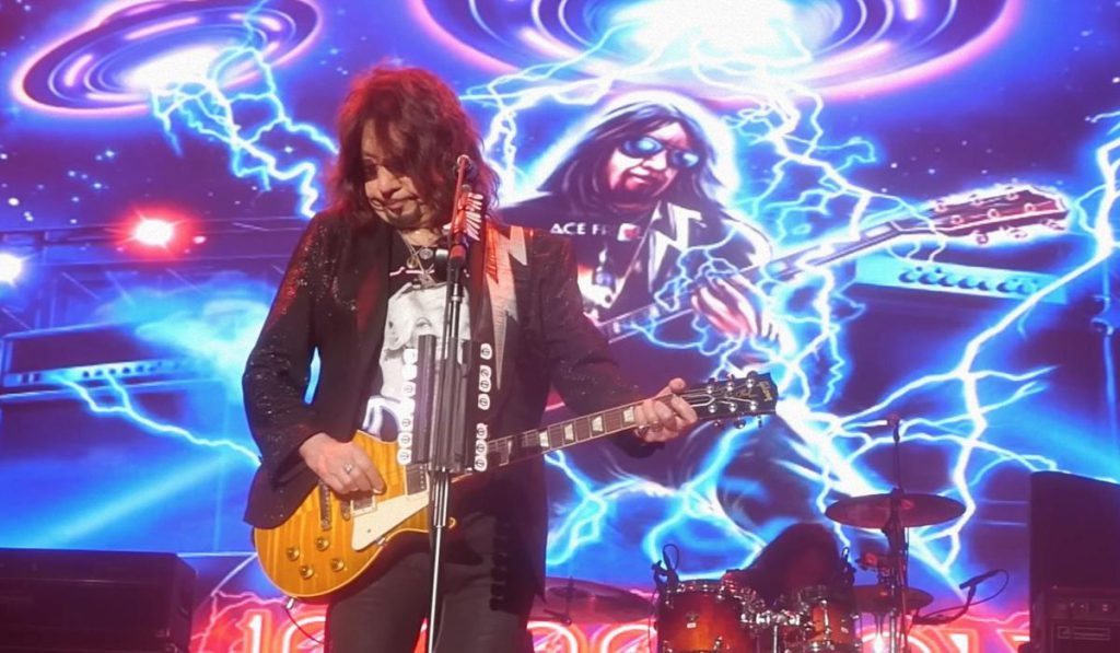 Addio a una leggenda del rock: il co-fondatore e chitarrista dei Kiss si è spento dopo una caduta tragica