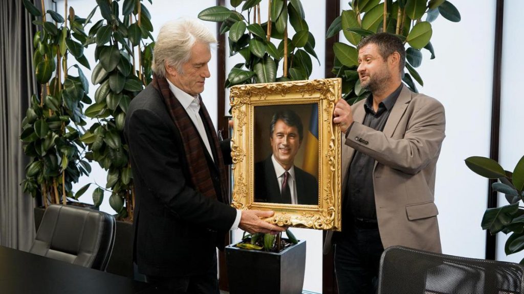 Благодарность за поддержку украинских художников: Ющенко сделали подарок от выдающегося портретиста Виталия Семенухи