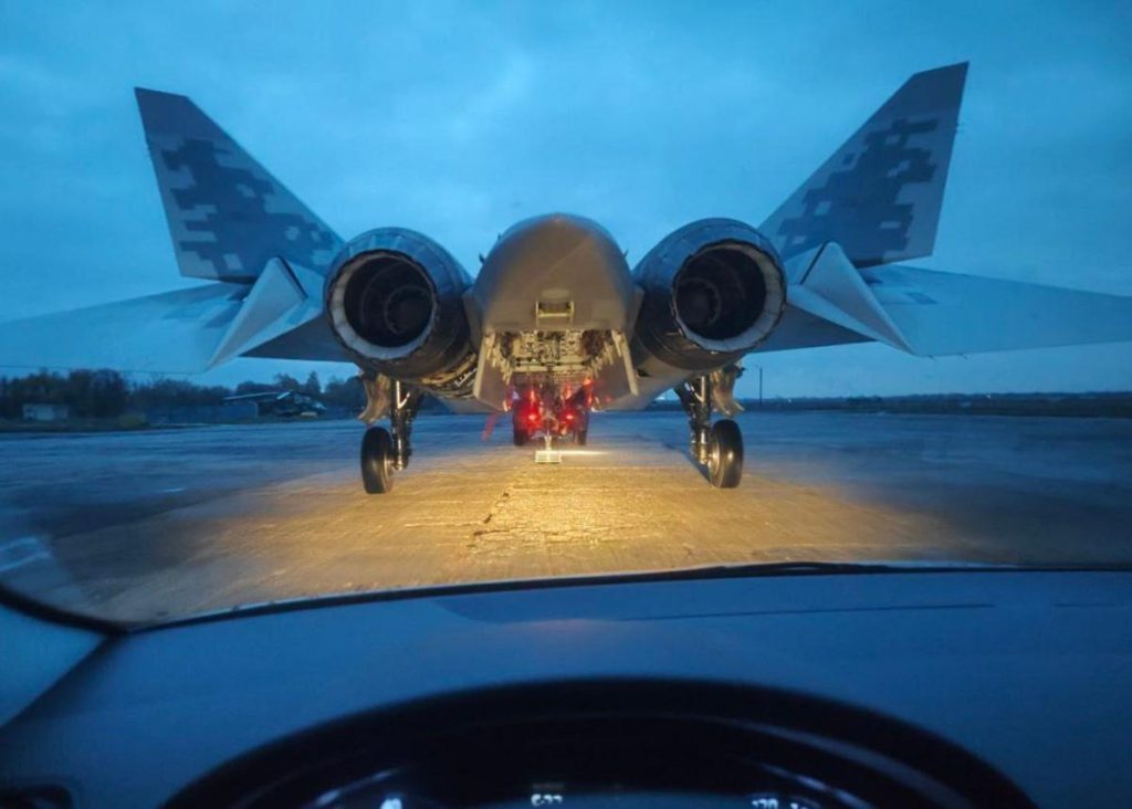 La Russia Svela il Suo Caccia Stealth Su-57 ma Gli Esperti Sospettano un Tentativo di Mascherare i Problemi del Programma