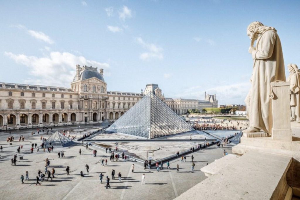Furto sensazionale al Museo del Louvre: rubati nove preziosi oggetti dalla collezione di Napoleone e dell&#039;imperatrice