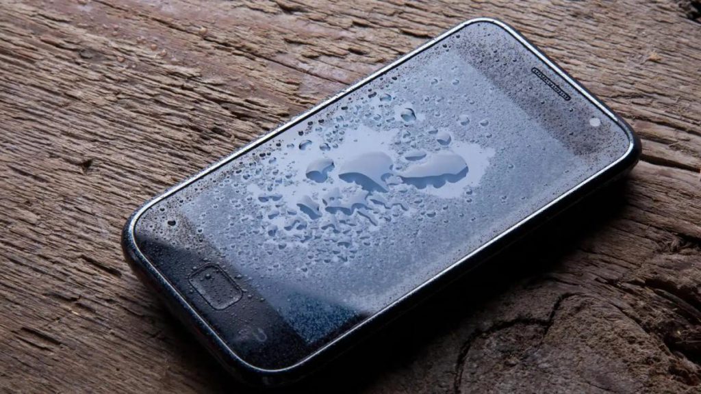 Come Salvare il Tuo Smartphone se l&#039;Acqua Entra nella Porta di Ricarica