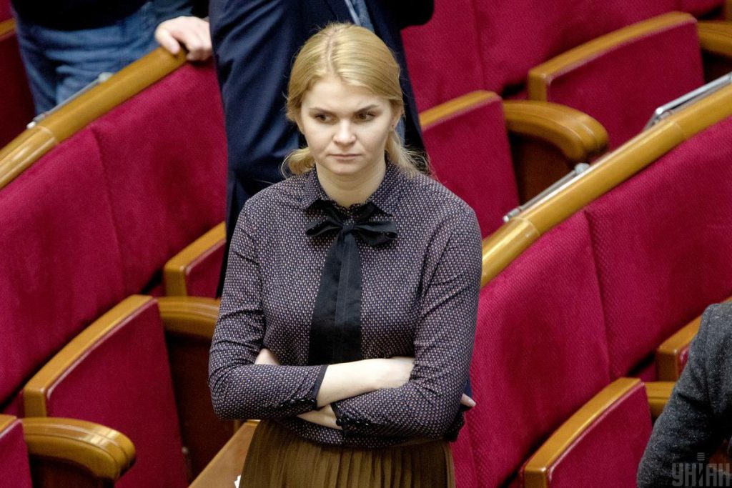 Dimissioni a sorpresa nella politica ucraina: deputata del partito Sluha Narodu si dimette dopo scandali