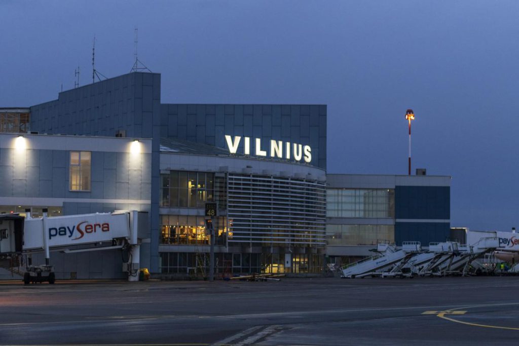 Aeroporto di Vilnius chiuso dopo massiccio attacco di palloncini con contrabbando dalla Bielorussia