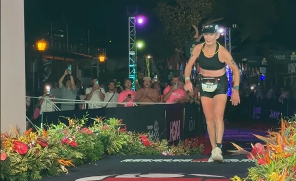 Donna di 80 anni completa triathlon in 16 ore e 45 minuti: l&#039;età non è un limite per la determinazione e la passione per lo sport