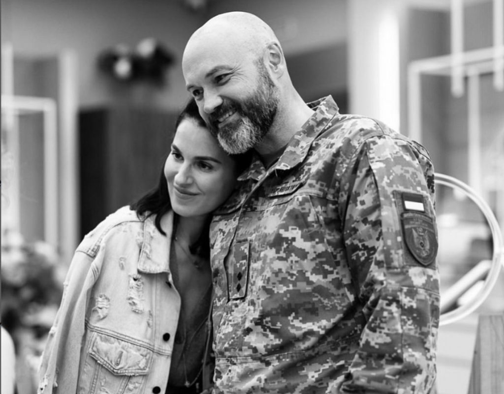 &quot;Я им горжусь&quot;: Ефросинина раскрыла новые детали службы мужа-военного