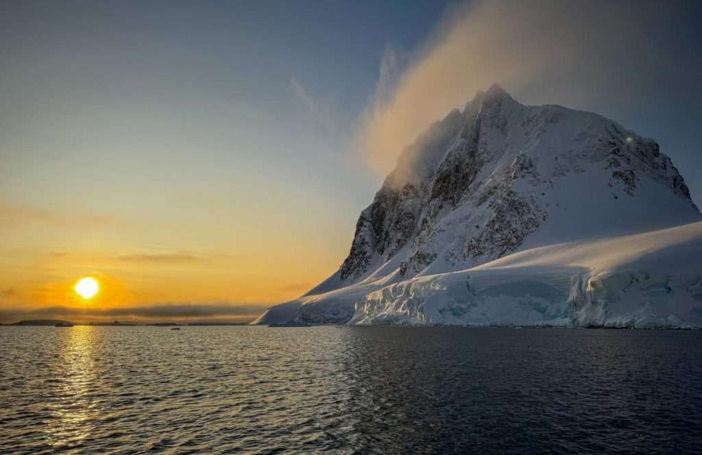 Некоторым айсбергам - тысячи лет: ученые раскрыли &quot;цветной секрет&quot; льдин-гигантов