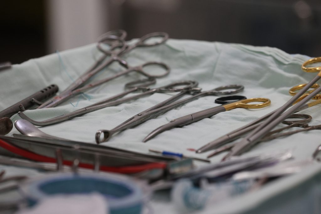 Chirurgi egiziani rimuovono con successo un feto parassita da una neonata di 11 giorni in un&#039;operazione unica e complessa