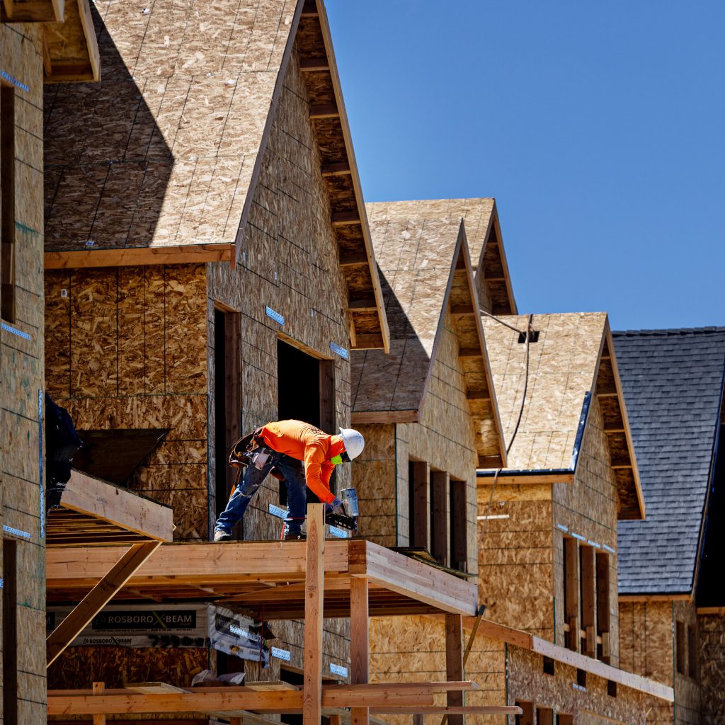 Come le decisioni della Federal Reserve sui tassi di interesse influenzano l&#039;economia e la tua situazione finanziaria