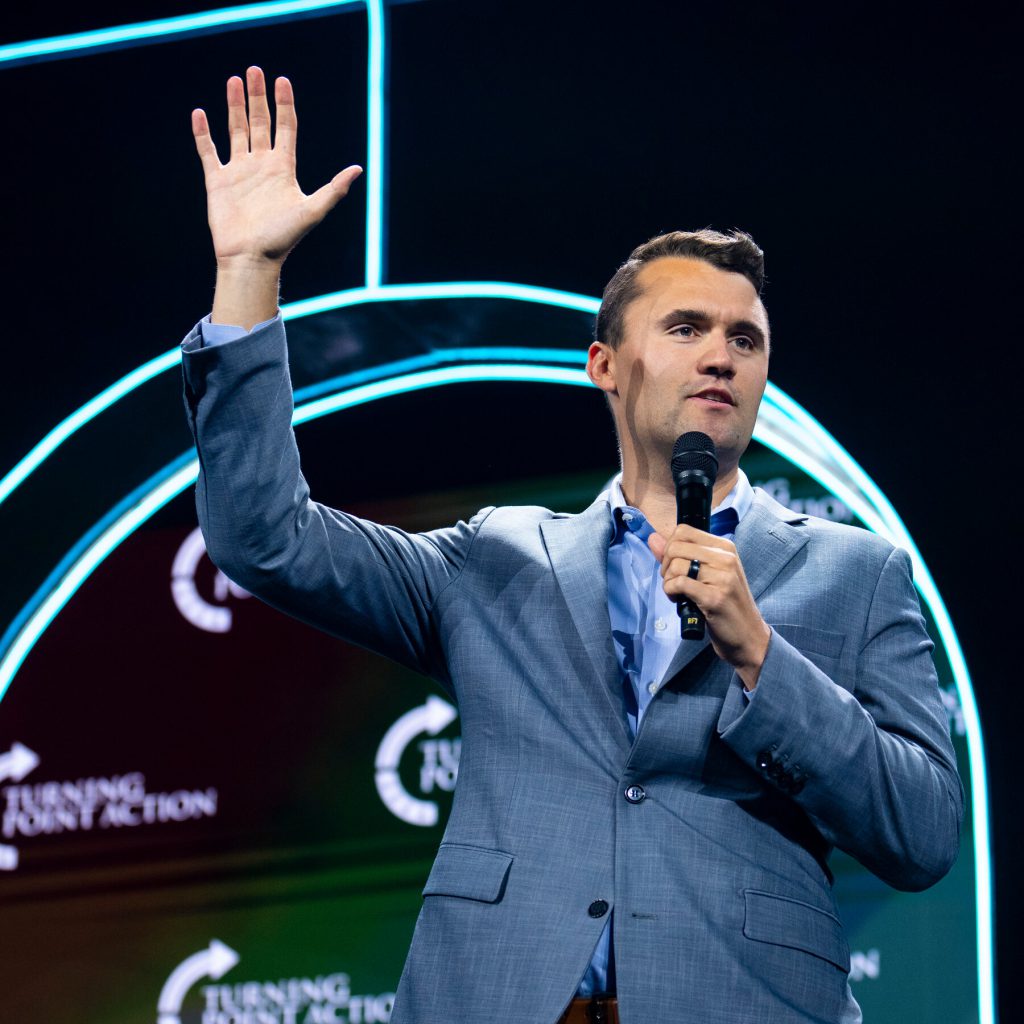 Laurea honoris causa a Charlie Kirk all&#039;Accademia dell&#039;Aeronautica degli Stati Uniti ritirata a causa di posizioni politiche controversie