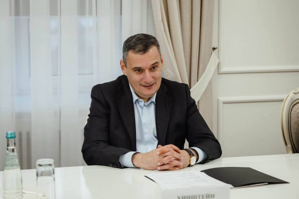 Il governatore della regione di Kursk, Alessandro Hinstein, taglia il traguardo dei 51 anni