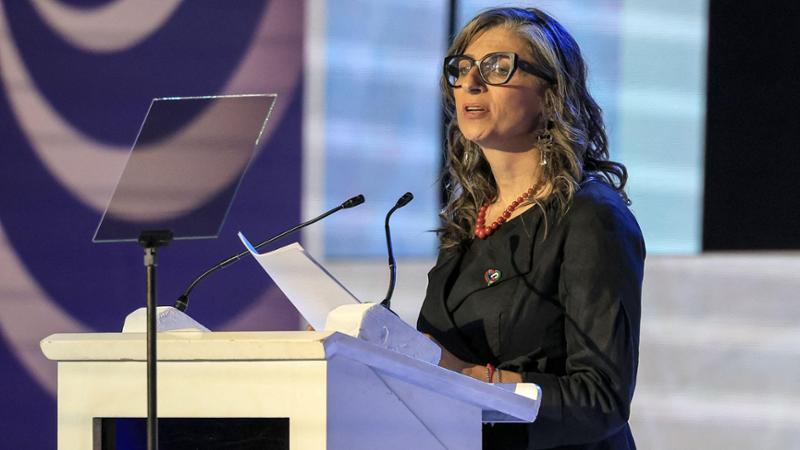 Tensioni politiche a Torino: Pd e Avs ritirano l&#039;appoggio alla cittadinanza onoraria a Francesca Albanese, scontro con il M5S

Approfondimento
La cittadinanza onoraria è un riconoscimento che viene conferito a persone che hanno dato un contributo significativo alla società, alla cultura o alla politica. Nel caso di Francesca Albanese, il riconoscimento sembra essere legato alle sue attività e al suo impegno in campo sociale e politico. Tuttavia, la decisione di conferire la cittadinanza onoraria non è mai semplice e richiede un&#039;attenta valutazione delle qualifiche e dei meriti della persona interessata.

Possibili Conseguenze
Lo scontro tra il M5S e la sinistra sulla cittadinanza onoraria a Francesca Albanese potrebbe avere conseguenze significative. Se la proposta non dovesse essere approvata, ciò potrebbe essere visto come un fallimento della classe politica nel riconoscere i meriti di una persona che ha dato molto alla società. D&#039;altra parte, se la proposta dovesse essere approvata nonostante le riserve della sinistra, ciò potrebbe portare a una perdita di credibilità per il M5S e per la maggioranza che lo sostiene.

Opinione
È difficile prendere una posizione netta su questo argomento senza conoscere tutti i dettagli e le motivazioni che hanno portato alla decisione di ritirare l&#039;appoggio. Tuttavia, è chiaro che la questione della cittadinanza onoraria a Francesca Albanese ha sollevato un dibattito importante sulla gestione del potere e sulla capacità di riconoscere i meriti delle persone che hanno dato un contributo significativo alla società.

Analisi Critica dei Fatti
La decisione del Pd e di Avs di ritirare l&#039;appoggio alla proposta di cittadinanza onoraria a Francesca Albanese sembra essere motivata da una preoccupazione per la delicatezza dell&#039;atto e il rischio di comprometterlo. D&#039;altra parte, il M5S sembra essere più orientato verso l&#039;azione e il coraggio nel prendere decisioni importanti. È importante analizzare criticamente i fatti e le motivazioni che stanno dietro a queste decisioni per comprendere meglio le dinamiche in gioco.

Relazioni con altri fatti
La questione della cittadinanza onoraria a Francesca Albanese non è isolata e potrebbe essere collegata ad altri eventi e decisioni politiche. È importante considerare il contesto più ampio e le relazioni con altri fatti per comprendere meglio le implicazioni di questa decisione.

Contesto storico
La cittadinanza onoraria è un istituto che ha una lunga storia e che è stato utilizzato in vari contesti per riconoscere i meriti di persone che hanno dato un contributo significativo alla società. È importante considerare il contesto storico e le precedenti decisioni in materia di cittadinanza onoraria per comprendere meglio le implicazioni di questa decisione.

Fonti
La fonte di questo articolo è La Stampa. Per ulteriori informazioni, si consiglia di consultare l&#039;articolo originale sul sito web de La Stampa.