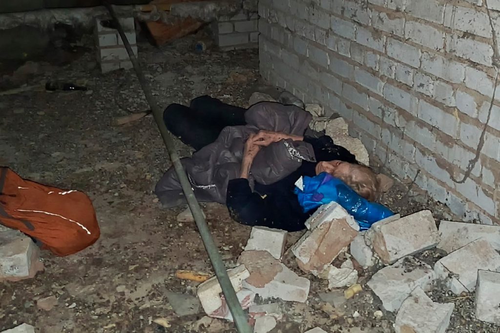 Ritrovata viva una donna di 84 anni nel sottotetto dopo una ricerca dei volontari a Lipetsk