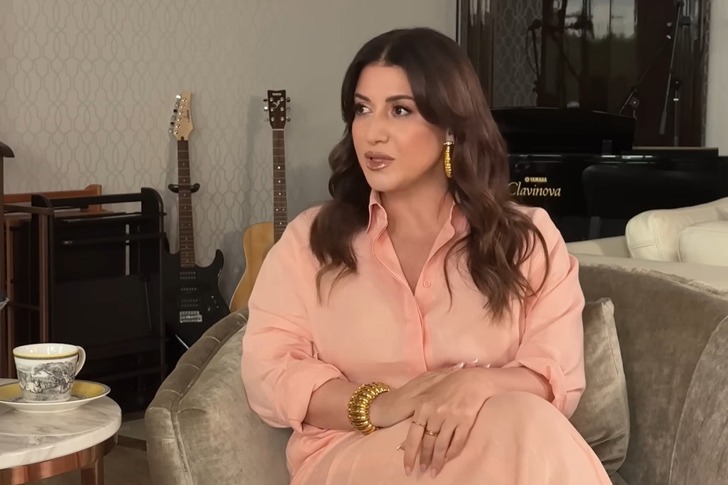 La Cantante Jasmine Svela il Sesso del Suo Futuro Nipote in Diretta TV: Una Festa di Rivelazione Unica e Emozionante