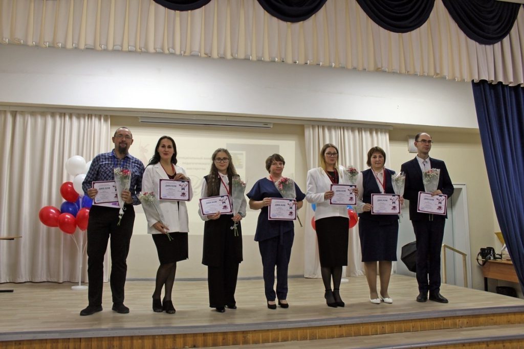 Concorso Insegnante dell&#039;anno 2025 a Yarensk: i vincitori ricevono il premio in un evento che celebra l&#039;eccellenza nell&#039;insegnamento nella regione di Archangelsk