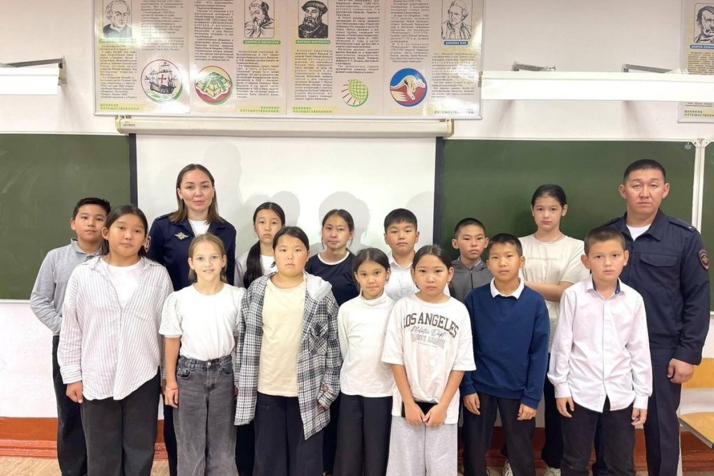 Poliziotti in Kalmykia educano gli studenti sui pericoli delle droghe con incontri di prevenzione