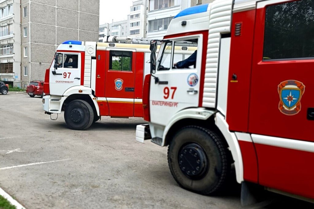 В Екатеринбурге на дороге сгорел ВАЗ-1111