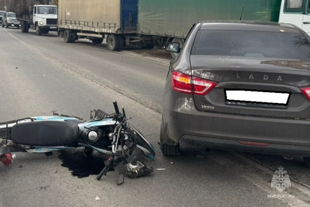 На окраине Калуги Лада и мотоцикл не поделали дорогу