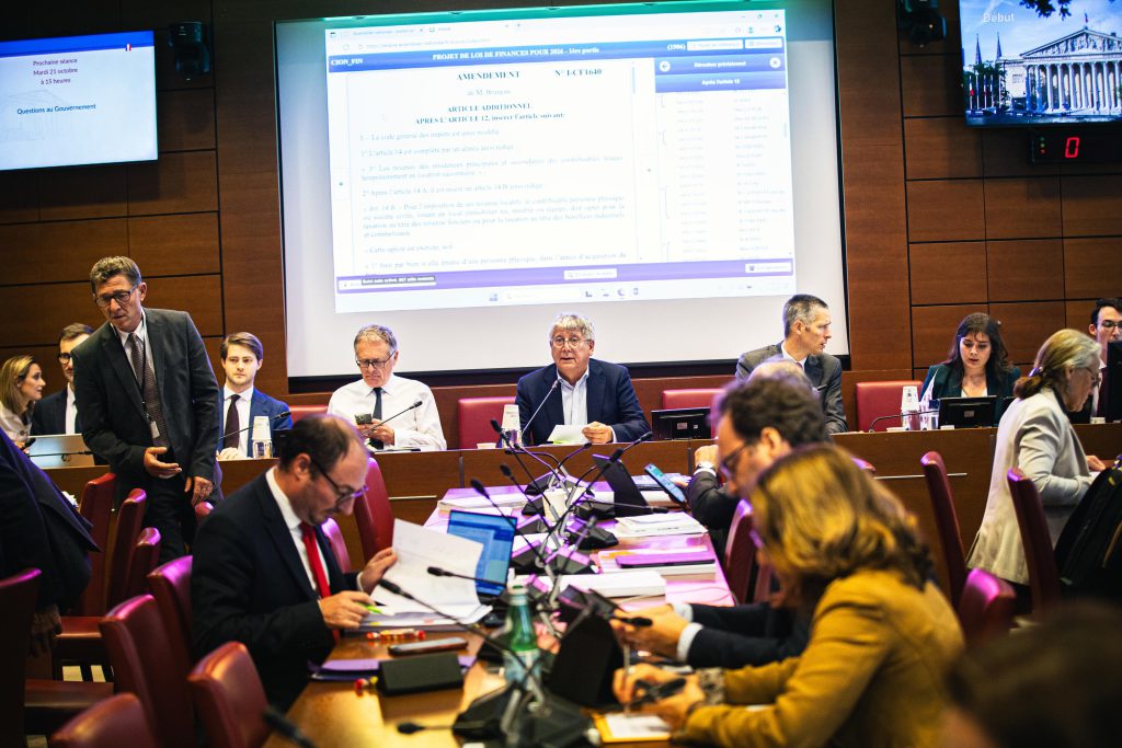 « Ça va mal se terminer » : à l’Assemblée, la bataille fait rage sur le budget