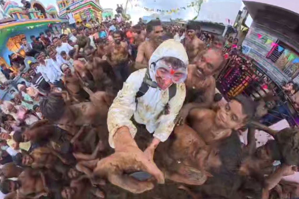 Участники индийского фестиваля бросались навозом для очищения от грехов
