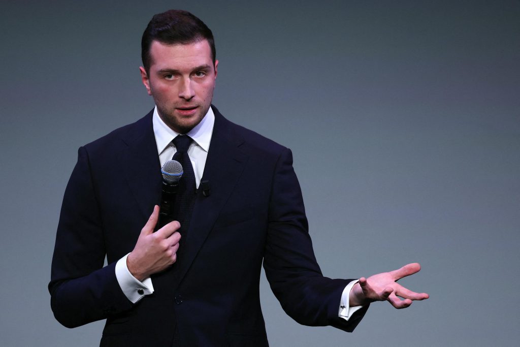 Seul en scène, Jordan Bardella lance son nouveau livre à deux pas de l’Élysée