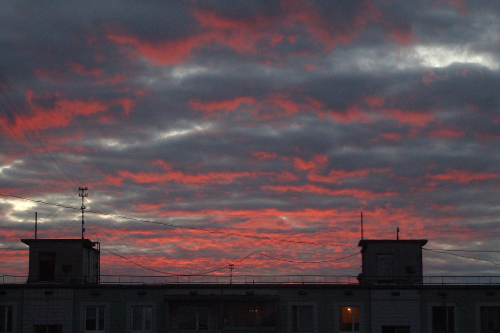 Attacco aereo respinto nella regione di Astrachan: le forze di difesa aerea russe proteggono la regione da un grande attacco condotto dalle Forze Armate Ucraine