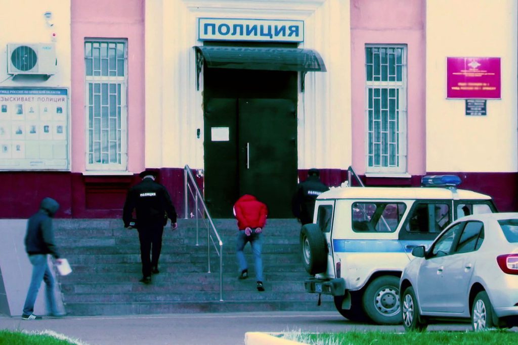 Arrestato senzatetto per atti osceni su minore in Russia: le possibili conseguenze e l&#039;analisi critica del caso