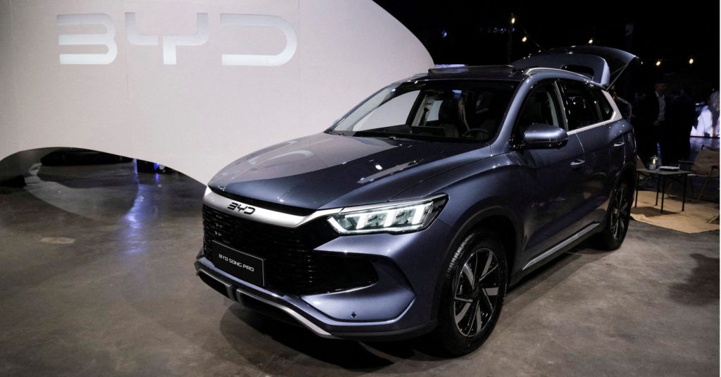 Il declino di BYD: il gigante cinese dei veicoli elettrici affronta il primo calo dei ricavi in cinque anni