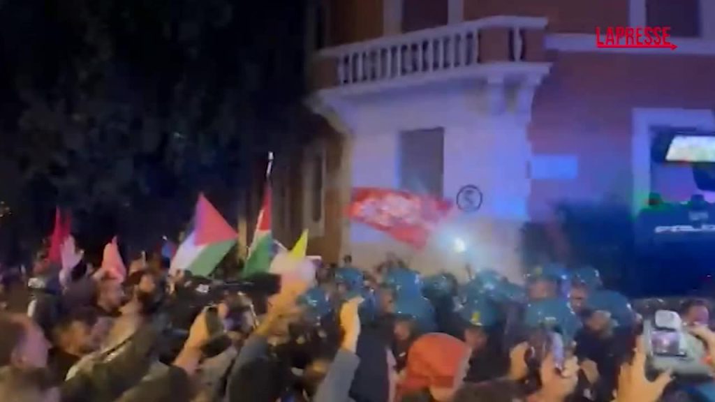 Roma, scontri a manifestazione pro Palestina: idranti in azione