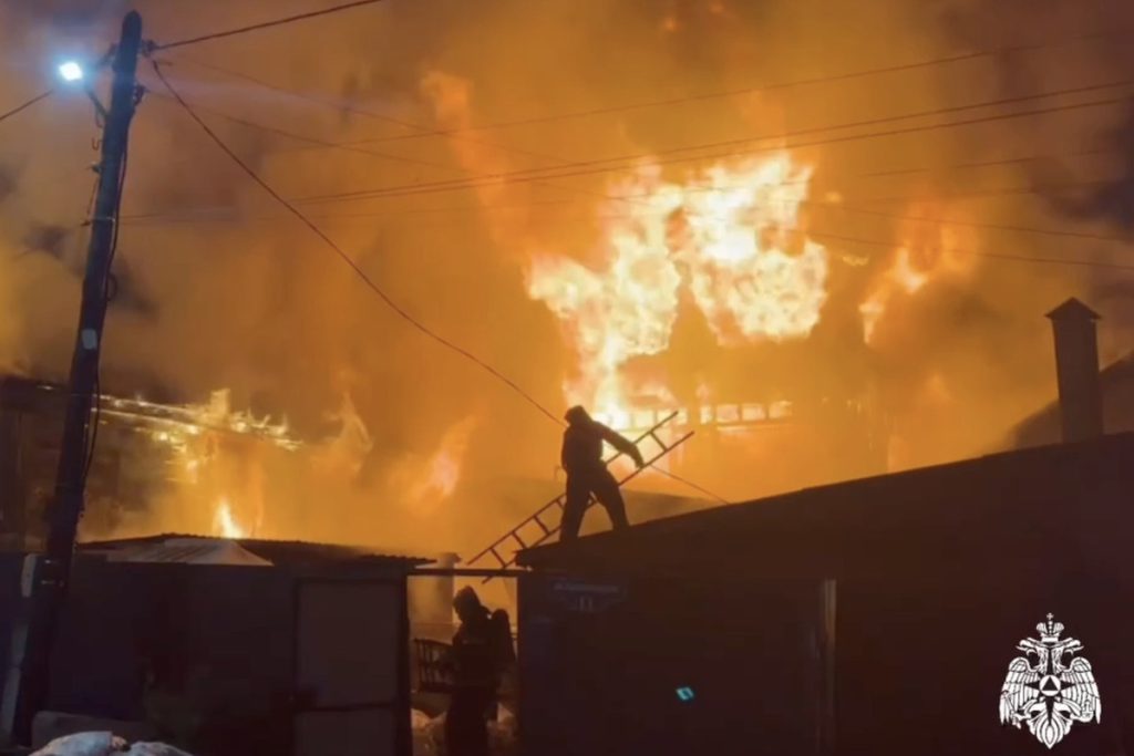 В Твери загорелся частный дом