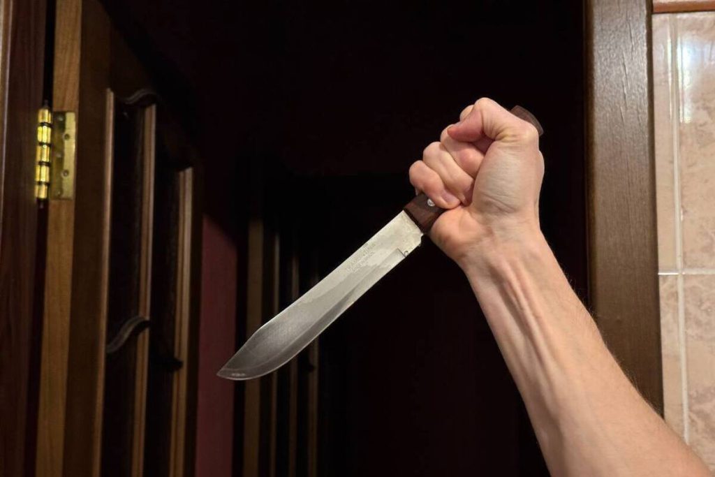 72-летний пенсионер напал с ножом на знакомого в Лопатинском районе