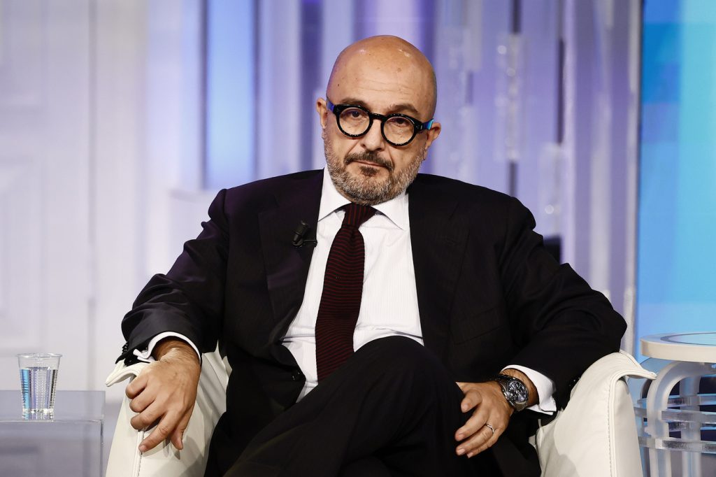 Sanzione alla Rai per violazione della privacy: 150mila euro per il caso Sangiuliano

Approfondimento
La decisione del Garante per la protezione dei dati personali sottolinea l’importanza della tutela della privacy e della dignità delle persone coinvolte in casi di pubblico interesse. La sanzione inflitta alla Rai rappresenta un significativo passo avanti nella protezione dei diritti individuali e nella promozione di una cultura del rispetto della privacy nel settore dei media.

Possibili Conseguenze
La sanzione potrebbe avere conseguenze significative per la Rai e per il settore dei media in generale, in quanto sottolinea l’importanza di rispettare le norme sulla privacy e di proteggere i diritti individuali. Ciò potrebbe portare a una maggiore attenzione e cautela da parte dei media nel trattare informazioni personali e a una maggiore trasparenza nelle loro pratiche.

Opinione
La decisione del Garante per la protezione dei dati personali è un passo importante per la tutela della privacy e della dignità delle persone. Tuttavia, è importante notare che la libertà di stampa e di espressione deve essere bilanciata con la necessità di proteggere i diritti individuali.

Analisi Critica dei Fatti
L’analisi dei fatti rivela che la Rai ha violato le norme sulla privacy diffondendo un audio relativo a una conversazione telefonica privata. Ciò solleva questioni importanti sulla responsabilità dei media nel trattare informazioni personali e sulla necessità di una maggiore trasparenza e responsabilità nel settore.

Relazioni con altri fatti
Il caso Sangiuliano è parte di un più ampio dibattito sulla privacy e sulla libertà di stampa in Italia. La decisione del Garante per la protezione dei dati personali si inserisce in un contesto di crescente attenzione alla protezione dei diritti individuali e alla promozione di una cultura del rispetto della privacy.

Contesto storico
La tutela della privacy è un tema di crescente importanza in Italia e in Europa. La decisione del Garante per la protezione dei dati personali si inserisce in un contesto di norme e regolamenti sempre più stringenti sulla protezione dei dati personali e sulla privacy.

Fonti
Questo articolo proviene da LaPresse. La fonte originale dell’articolo è disponibile al seguente link: Caso Sangiuliano, Garante Privacy sanziona la Rai per il servizio di Report