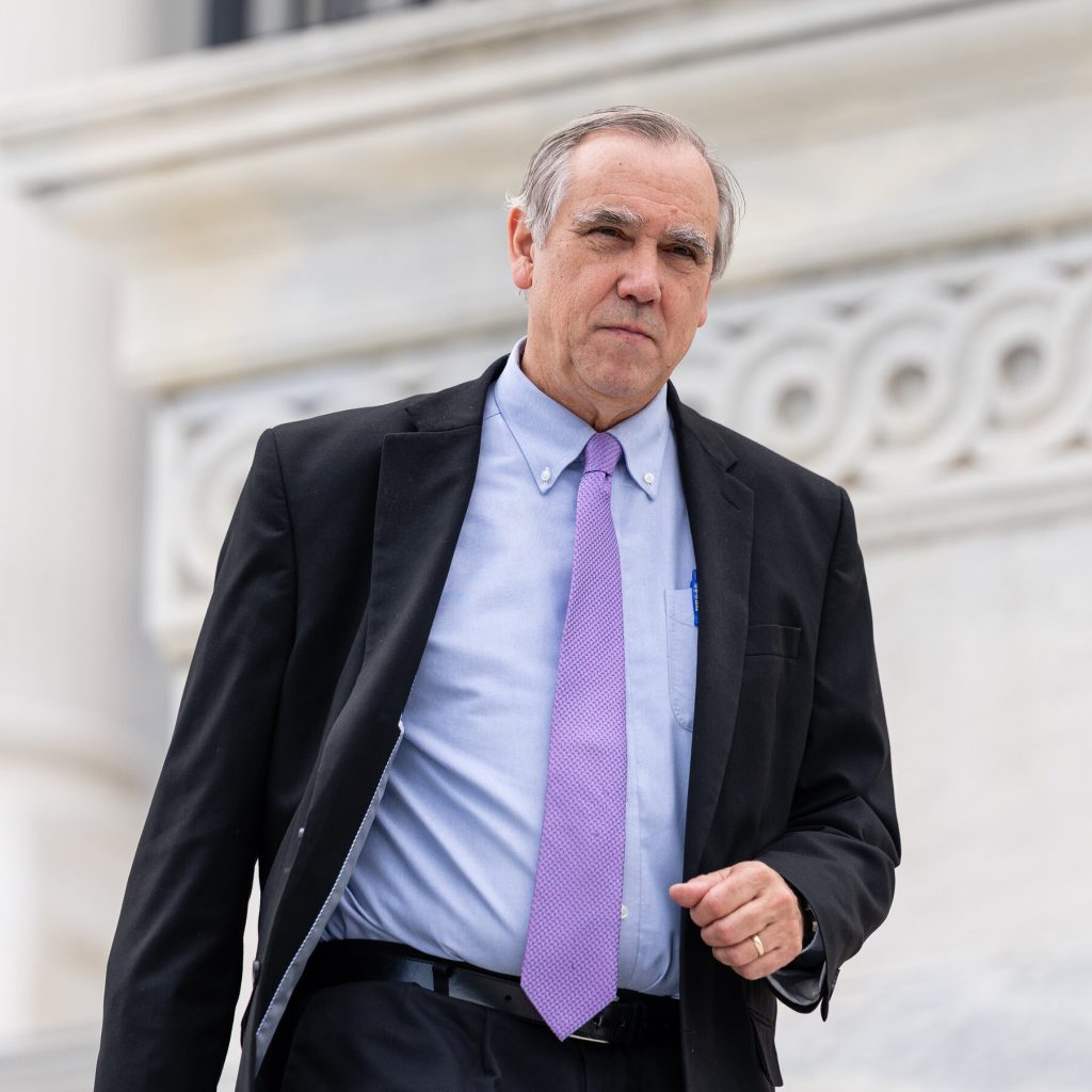Il senatore Jeff Merkley tiene un discorso record di quasi 23 ore contro l&#039;autoritarismo dell&#039;amministrazione Trump
