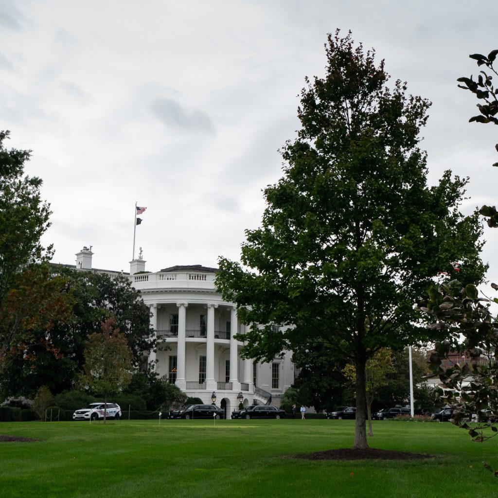 Incidente alla Casa Bianca: veicolo si schianta contro il cancello di sicurezza mentre il Presidente Trump è presente