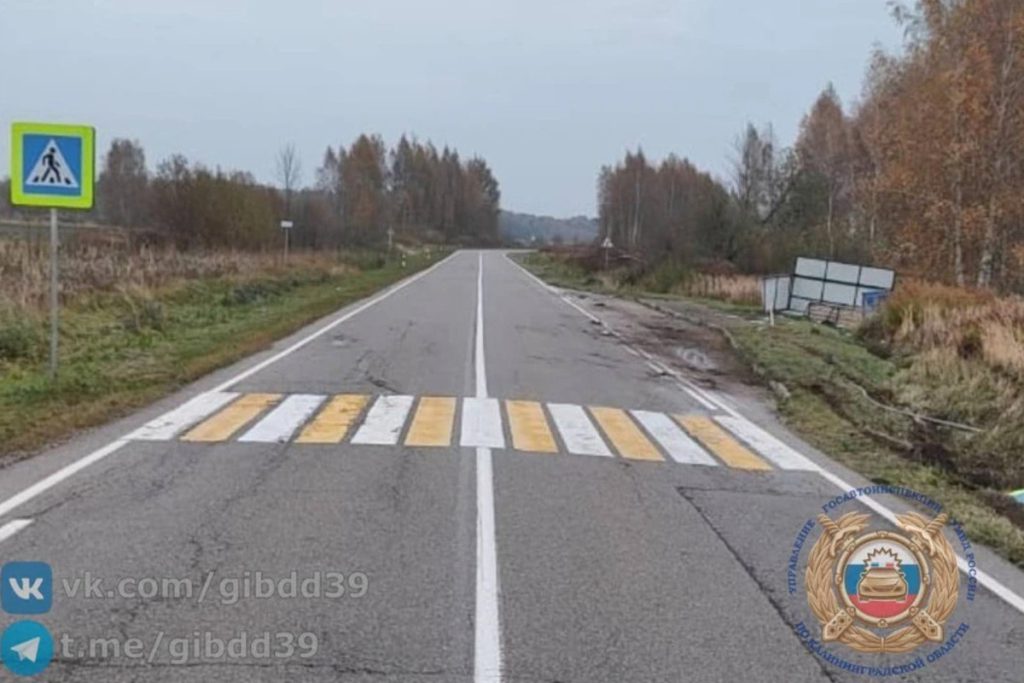 В Краснознаменском районе иномарка врезалась в остановку и травмировала девушек