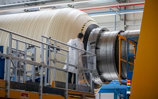 Avio ottiene il via libera per l&#039;aumento di capitale da 400 milioni di euro, un passo importante per la crescita della società nel settore dei lanciatori spaziali e dei sistemi di propulsione

Approfondimento
L&#039;approvazione dell&#039;aumento di capitale rappresenta un importante passo avanti per Avio, che potrà così disporre di risorse finanziarie aggiuntive per sostenere la sua crescita e lo sviluppo dei suoi progetti.

Possibili Conseguenze
L&#039;aumento di capitale potrebbe avere un impatto positivo sulla società, consentendole di investire in nuove tecnologie e di espandere la sua presenza nel mercato dei lanciatori spaziali e dei sistemi di propulsione.

Opinione
La decisione dei soci di approvare l&#039;aumento di capitale è un segno di fiducia nella strategia di Avio e nelle sue prospettive di crescita.

Analisi Critica dei Fatti
L&#039;approvazione dell&#039;aumento di capitale è il risultato di un processo di valutazione e di discussione tra i soci e la società, e rappresenta un esempio di come le decisioni aziendali possano essere prese in modo trasparente e responsabile.

Relazioni con altri fatti
L&#039;aumento di capitale di Avio si inserisce nel contesto di un mercato dei lanciatori spaziali e dei sistemi di propulsione in rapida evoluzione, e potrebbe avere un impatto sulla competizione e sulla dinamica del settore.

Contesto storico
Avio ha una lunga storia di innovazione e di sviluppo nel settore dei lanciatori spaziali e dei sistemi di propulsione, e l&#039;approvazione dell&#039;aumento di capitale rappresenta un ulteriore passo avanti nella sua strategia di crescita e di espansione.

Fonti
La notizia è stata riportata da Teleborsa, che ha fornito informazioni dettagliate sull&#039;approvazione dell&#039;aumento di capitale e sulle prospettive di Avio.