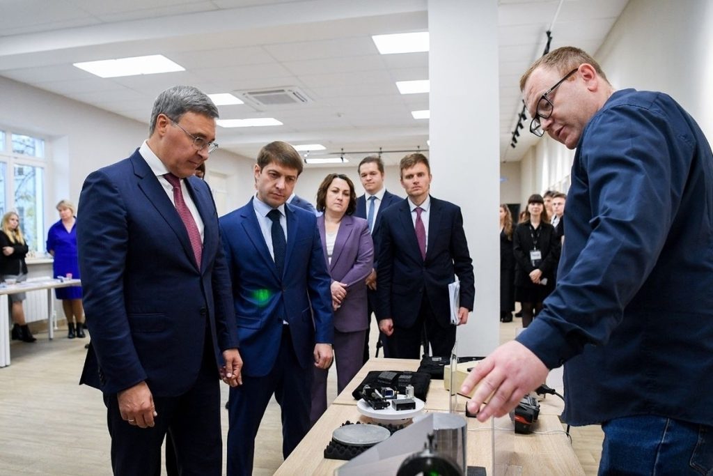 Роботелега для министра: Валерию Фалькову было что посмотреть в тверских вузах